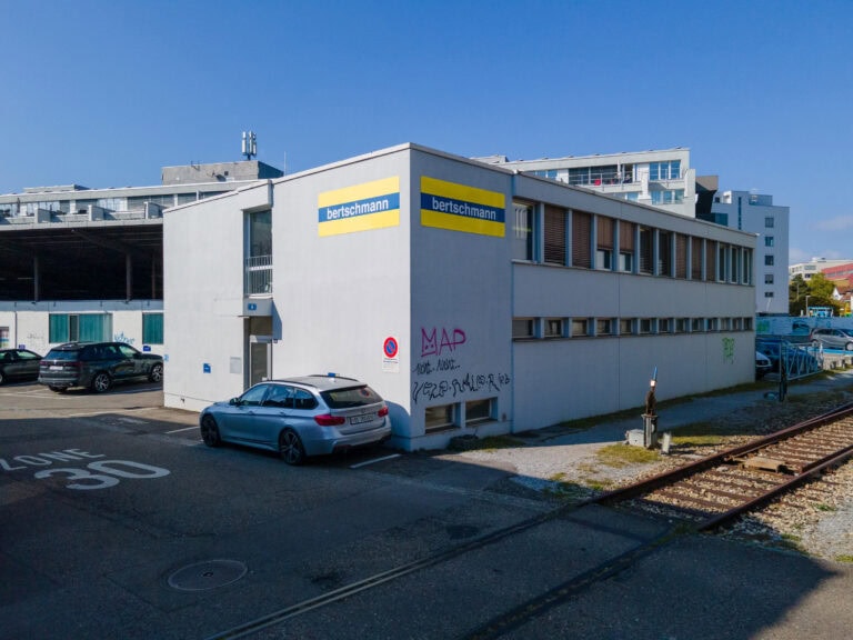 Ein weißes, zweistöckiges Gebäude mit 