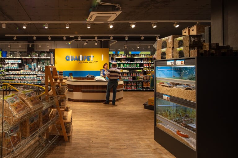 Eine Zoohandlung mit einem gelben 