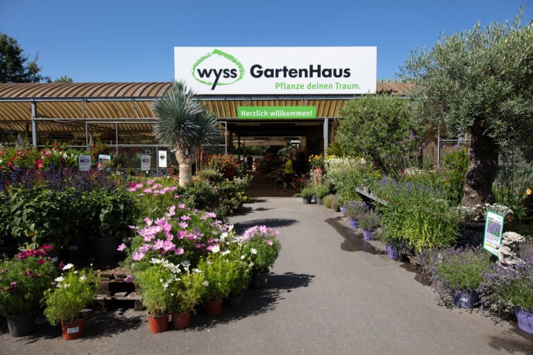 Eingang zu einem Gartencenter mit dem Schild 