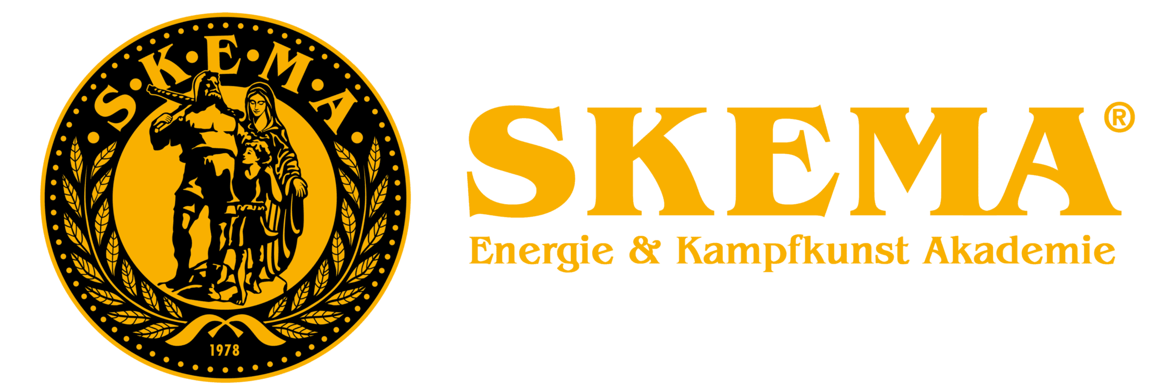 Logo der SKEMA mit einem goldenen Emblem mit zwei Figuren und Lorbeerblättern, die für die SKEMA Energie & Kampfkunst Akademie stehen, neben dem Text "Liegenschaften" in Gold auf hellem Grund.
